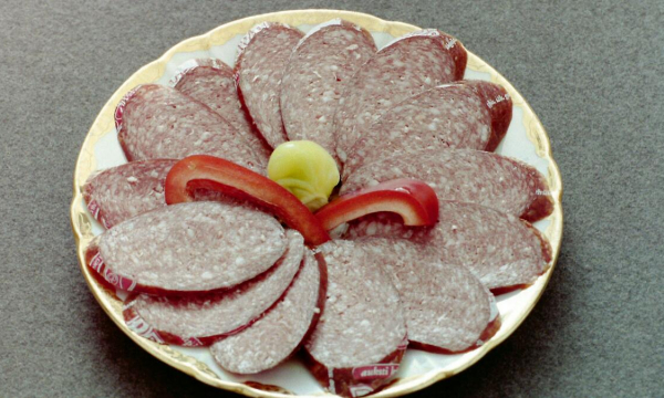 Почему колбасу необходимо резать под углом: неожиданное объяснение повара